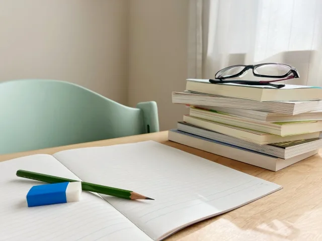 学校の机と教室