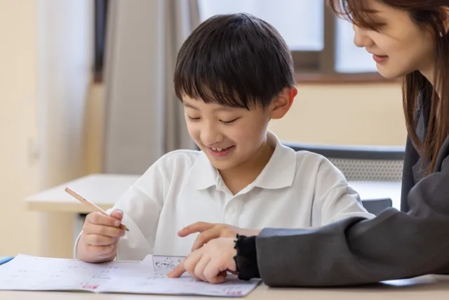 勉強を教えてもらう小学生