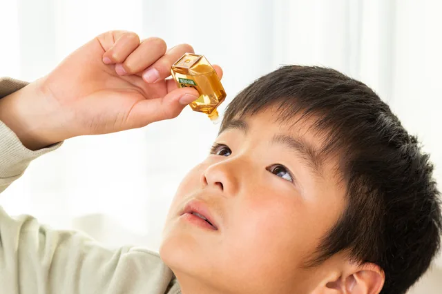 目薬を差す子供